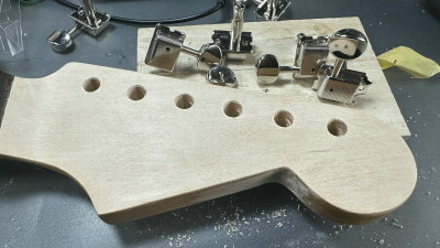 �w�b�h�̓˔�